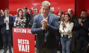 El candidato a la presidencia de la Xunta de Galicia José Ramón Gómez Besteiro, durante su comparecencia tras conocer los resultados de las elecciones autonómicas gallegas, este domingo en Santiago de Compostela.