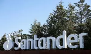 El logo del Banco Santander, a la entrada de su sede Ciudad Financiera, en la localidad madrileña de Boadilla del Monte. REUTERS/Violeta Santos Moura