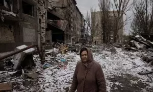 Una mujer pasa por bloques de apartamentos destruidos por los misiles rusos, en Selydove, cerca de Avdivka (Ucrania). REUTERS/Thomas Peter