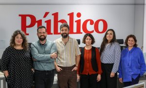 La directora de Público, Virginia Pérez Alonso con (de izquierda a Derecha): Nacho Calle, Yeray Calvo, Noelia Adánez, Lidia Llorente y María José Pintor.