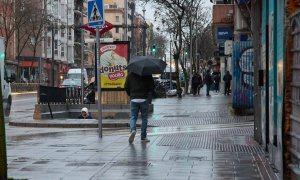 21/02/2024 Un hombre se protege de la lluvia con un paraguas en Madrid, a 9 de febrero de 2024.