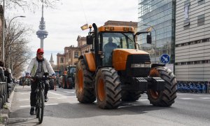 Unos tractores circulan por la calle O`Donell en Madrid este miércoles en una protesta que tiene como principales reivindicaciones la fijación de precios justos en el campo, la revisión de la Política Agraria Común (PAC) y la reciprocidad en las relacione