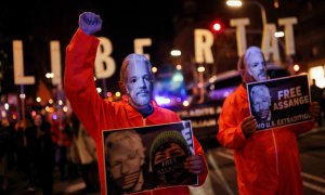 Partidarios de Julian Assange se manifiestan contra la extradición a Estados Unidos del fundador de WikiLeaks en el consulado del país americano en Barcelona