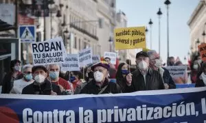 Decenas de personas protestan en Madrid contra la privatización de la Sanidad.