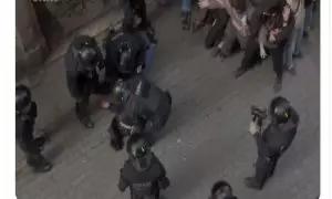 'El vídeo que debería abrir todos los telediarios': críticas a la actuación de los mossos durante un desahucio en Barcelona