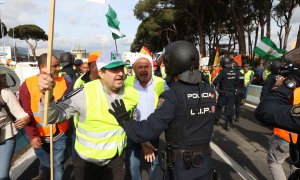 Agricultores discuten con las fuerzas del orden en las protestas agrarias en Algeciras, Cádiz, a 22 de febrero de 2024.