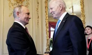 El presidente ruso Vladimir Putin estrecha la mano del presidente estadounidense Joe Biden, el 16 de junio de 2021 en Suiza, Ginebra.