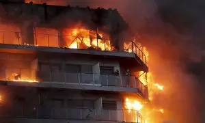 22-2-24 - Los bomberos intentan rescatar a vecinos atrapados por el fuego desde los balcones, en el incendio del edificio del barrio Campanar en València.