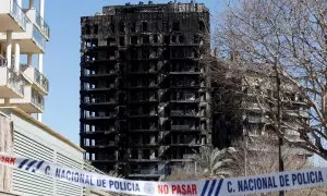 Vista del edificio incendiado en el barrio valenciano de Campanar. —  REUTERS/EVA MANEZ