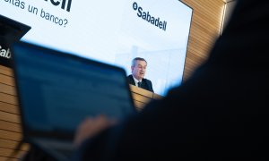 El consejero delegado de Banco Sabadell, César González-Bueno, durante la presentación de resultados 2023, en la sede de la entidad de San Cugat del Vallés, Barcelona. E.P./David Zorrakino