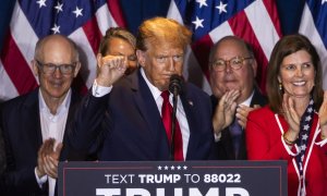 El expresidente estadounidense Donald Trump gesticula tras derrotar a la exgobernadora Nikki Haley en las primarias presidenciales republicanas de Carolina del Sur, en Columbia (Carolina del Sur).