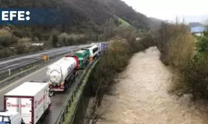La nieve impide la circulación de camiones entre la Asturias y la Meseta