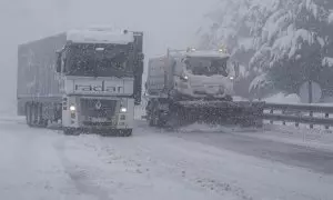 26/2/24 - Un camión y un quitanieves circulan por la autovía en la A-6, cerca de Pedrafita do Cebreiro, en Lugo, a 26 de febrero de 2024.