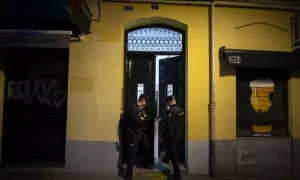 Dos agentes de Policía Nacional a las puertas de un edificio.