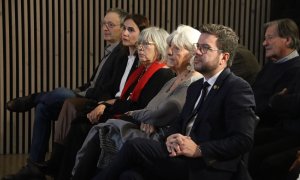 El president de la Generalitat, Pere Aragonès, amb la consellera Ubasart i les dues germanes de Salvador Puig Antic.