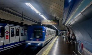 Un tren entrando en una estación de Metro en Madrid (España).