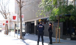 Una patrulla dels Mossos a la porta de la Federació Catalana de Futbol
