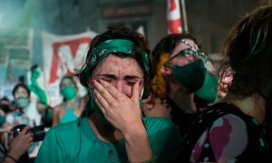 Una mujer celebra la legalización y despenalización del aborto en Argentina, el 30 de diciembre de 2020.