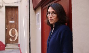 L'escriptora Eva Baltasar a l'exterior de la Llibreria Calders de Barcelona