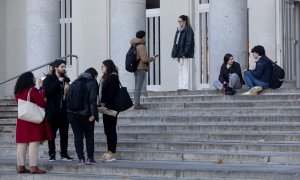Jóvenes en las puertas de una facultad de la Universidad Complutense de Madrid.