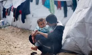 Niños palestinos desplazados en un campamento  durante el conflicto en curso entre Israel y Palestina.
