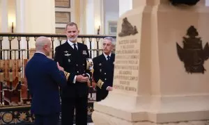 Felipe VI durante una visita al Panteón de Marinos Ilustres, en la Escuela de Suboficiales de la Armada de Cádiz.