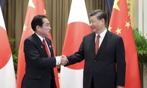 El presidente de China, Xi Jinping, y el primer ministro de Japón, Fumio Kishida, en Bangkok
