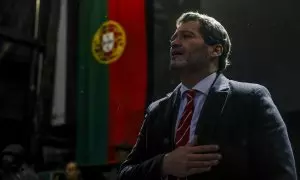 André Ventura canta el himno nacional en un mitin de campaña del partido.
