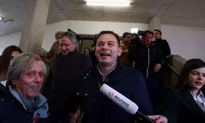 El candidato conservador, Luís Montenegro, a la salida del colegio electoral en Espinho (Portugal), a 10 de marzo de 2024.