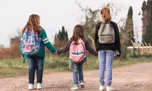 Un grupo de niñas camina hacia la escuela.