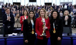 Las futbolistas españolas Alba Redondo e Ivana Andrés posan con el trofeo del Mundial femenino junto a la presidenta del Parlamento Europeo, Roberta Metsola, este 12 de marzo de 2024.