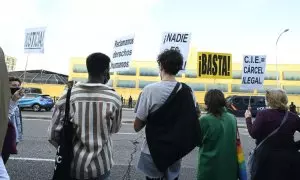 Miembros de colectivos se manifiestan para el cierre del Centro de Internamiento de Extranjeros (CIE) de Aluche en 2020.