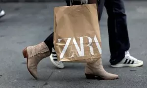 Una mujer con una bolsa de Zara, la principal enseña de Inditex, en la Gran Via de Bilbao. REUTERS/Vincent West