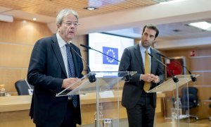El ministro de Economía, Comercio y Empresa, Carlos Cuerpo (derecha), y el comisario europeo de Economía, Paolo Gentiloni (izquierda) en una rueda de prensa.