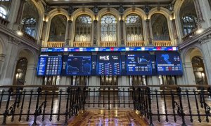 Vista de los paneles informativos en el parqué de la Bolsa de Madrid, con la información de los movimientos del mercado. EFE/ Ana Bornay