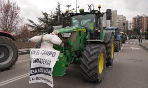 Una columna de tractores se manifiesta en Valladolid para protestar por el campo, a 15 de marzo de 2024.