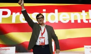 Salvador Illa, saluda tras ser elegido primer secretario del PSC y candidato a presidente de la Generalitat de Cataluña el 16 de marzo, en Barcelona.