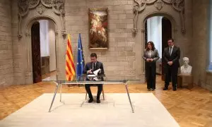 El president del Govern, Pere Aragonès, signant el decret de convocatòria de les eleccions del 12-M al Palau de la Generalitat