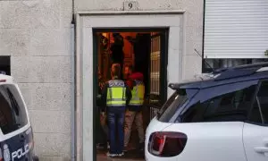19-3-24 - Agentes de la Policía Nacional inspeccionan el lugar donde ha sido asesinada una mujer supuestamente a manos de su pareja, este martes en Ribeira, A Coruña.