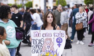20/3/24 - Un numeroso grupo de vecinos se ha concentrado este lunes en Pizarra (Málaga) para condenar el crimen de Gracia, de 49 años, sexta víctima de violencia machista en España este año.