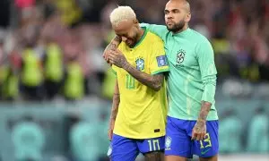 20/03/2024 Dani Alves  consuela a su compañero Neymar mientras llora tras la derrota de su equipo en la Copa Mundial de la FIFA Qatar, a 9 de diciembre de 2022.