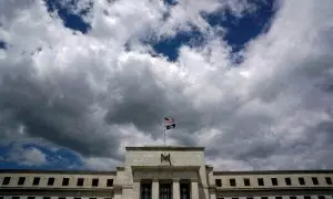 La bandera de EEUU y la enseña de la Resercva Federal ondean sobre la sede de banco central estadounidense, en Washington. REUTERS/Kevin Lamarque