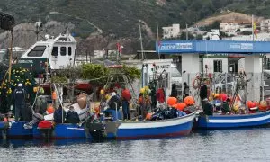 La Guardia Civil durante la detención de pesqueros marroquíes en Ceuta, a 22 de abril de 2021.