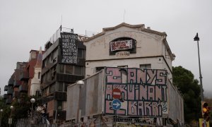 Fachada del edificio okupado ‘La Ruïna’, a 29 de noviembre de 2023, en Barcelona, Catalunya.