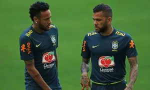 Neymar y Dani Alves participan en una sesión de entrenamiento con la selección brasileña en el Hard Rock Stadium, Miami, a 5 de septiembre de 2019.