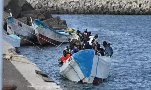 Varios migrantes llegan al puerto de La Restinga, a 4 de febrero de 2024, en El Hierro.