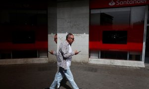 Un hombre pasa por delante de una sucursal del Banco Santander, en Madrid. REUTERS/Susana Vera