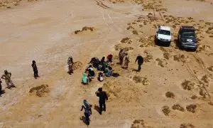 22/3/24 - Miembros de las patrullas del desierto con algunos migrantes en la zona de Basher, en la frontera entre Libia y Túnez