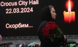 La gente llora y trae flores en la sala de conciertos Crocus City Hall tras un ataque terrorista en Krasnogorsk, en las afueras de Moscú, Rusia, el 24 de marzo de 2024.