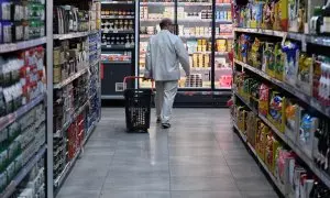 Una persona hace la compra en la tienda Dia de Núñez de Balboa, a 3 de octubre de 2023, en Madrid (España).
